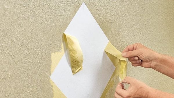 С леко изсушаване на боята отстранете лентата за маскиране от стената