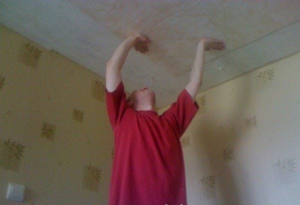 Лепилото за плочки за таван трябва да се постави бързо и да държи плочката сигурно