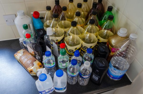 Не заливайте кухнята с празни пластмасови бутилки