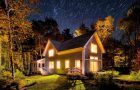 Красива селска къща през нощта