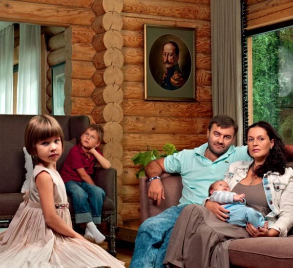 Михаил Пореченков със семейството си в къщата си