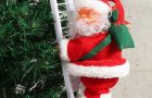 Lezení Santa Claus po schodech na vánoční stromeček