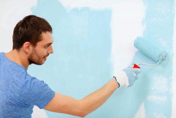 Поставяне на синя боя на стената