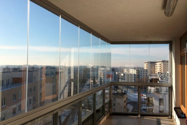 Suomiškas balkonų stiklinimas be rėmelių