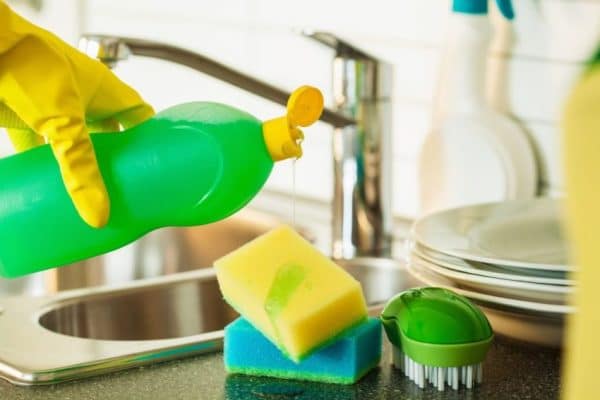 Течност за миене на съдове при мивката